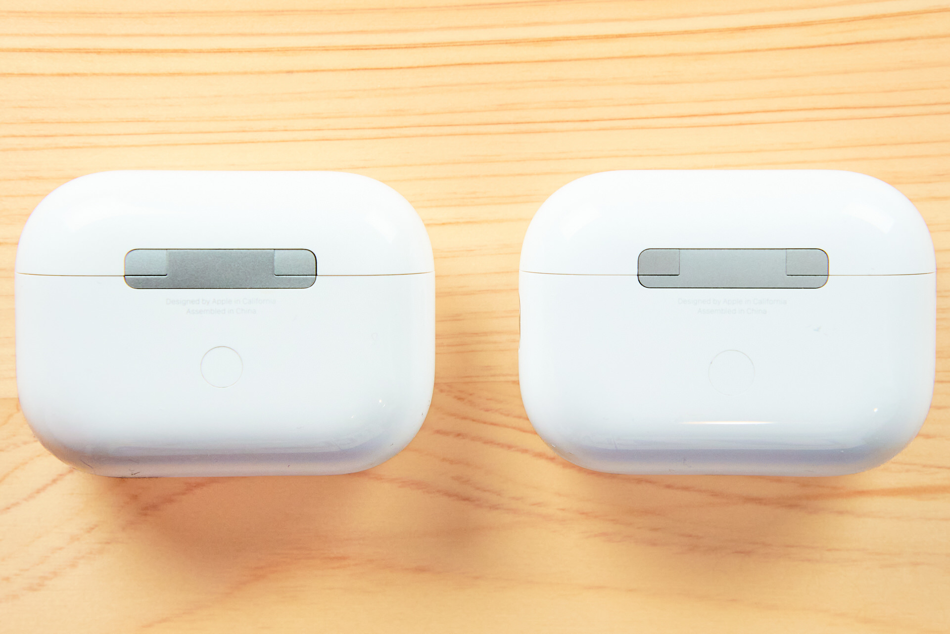 AirPods Pro第一世代と第二世代のケース裏を比較