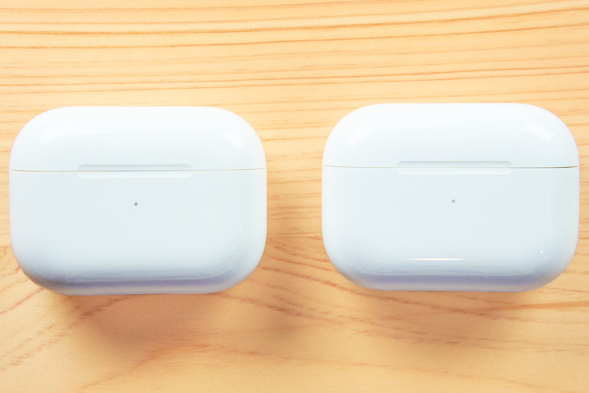 AirPods Pro第一世代と第二世代のケースおもてを比較