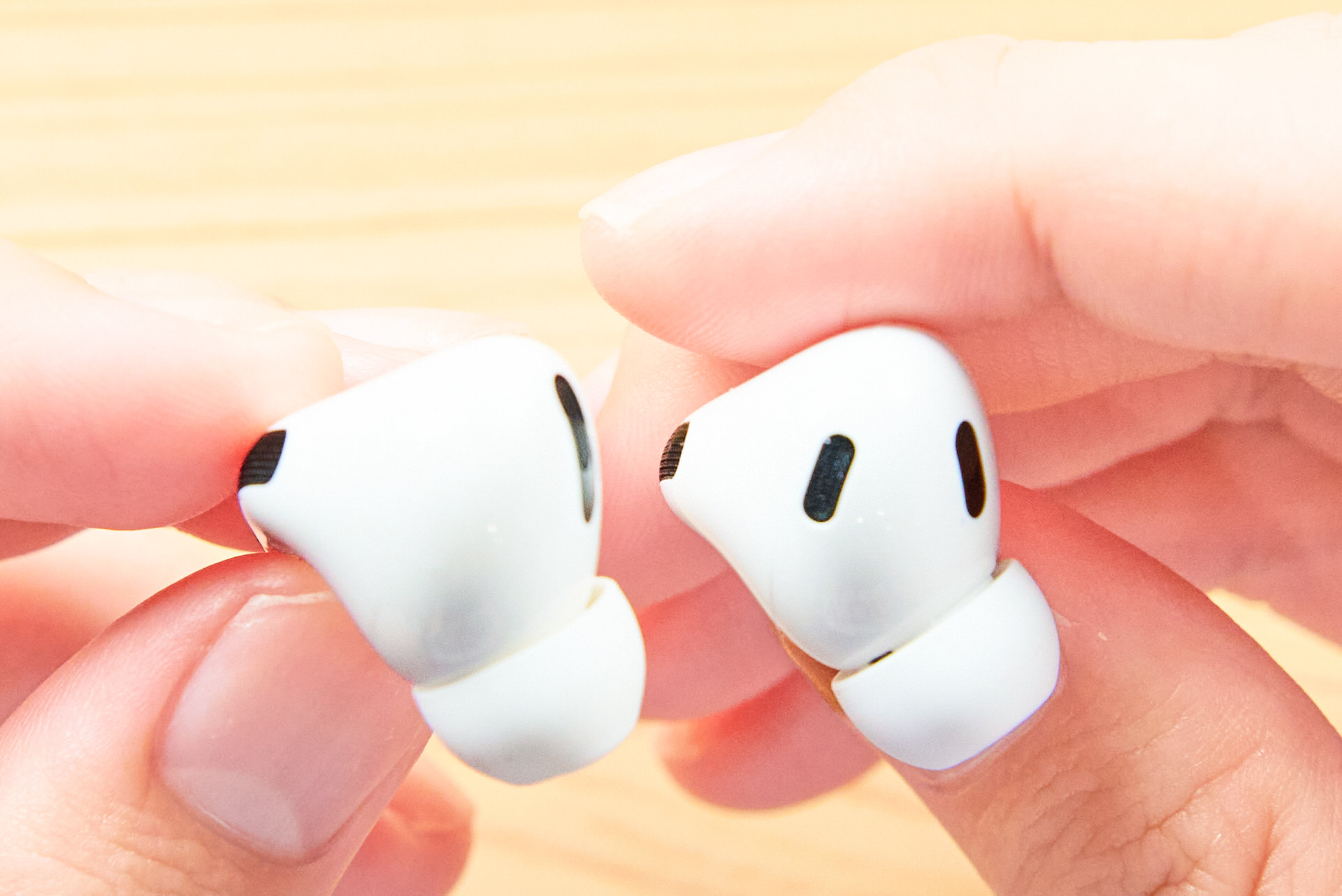 AirPods Pro第一世代と第二世代のイヤフォンを上から比較