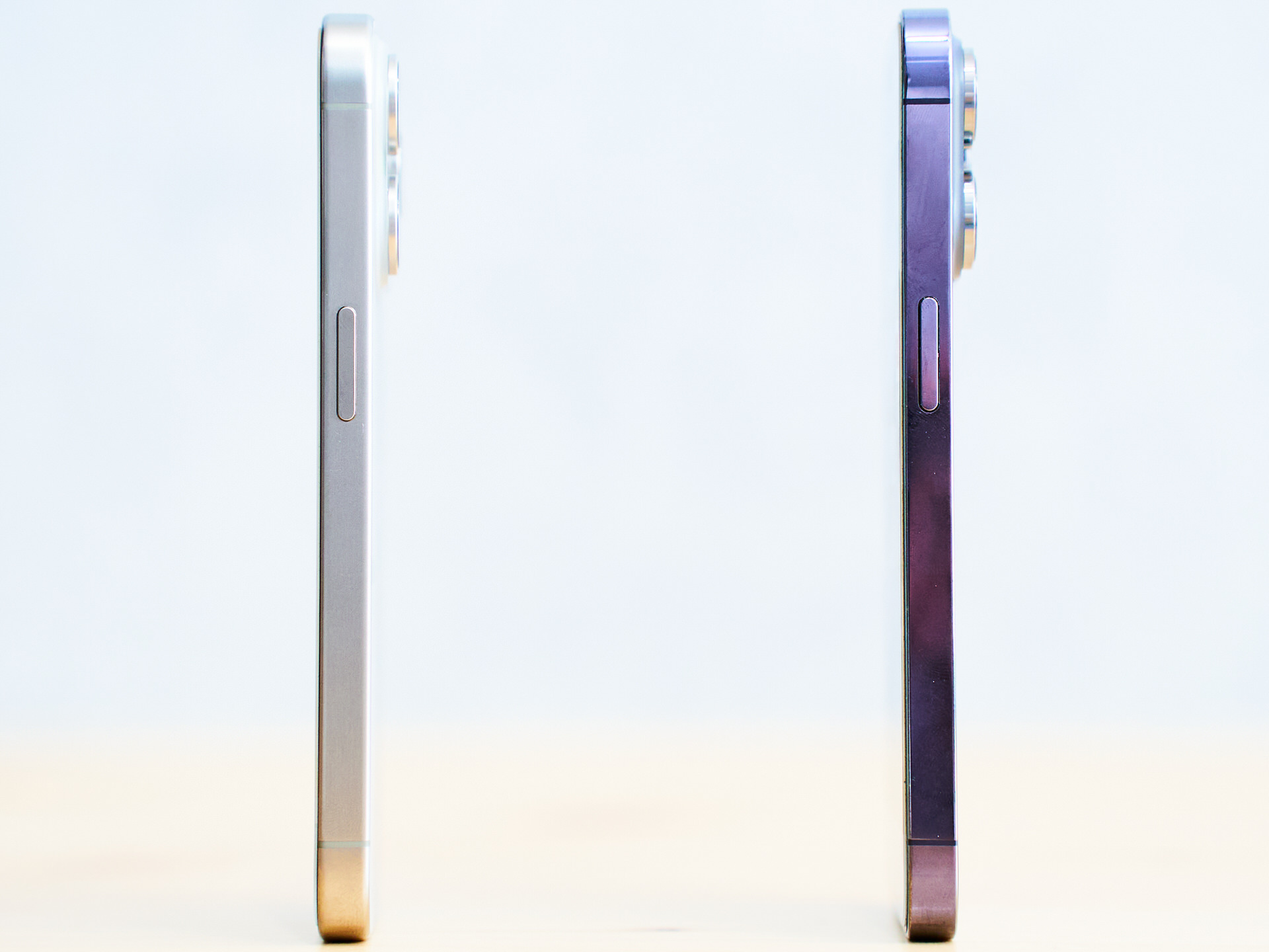 iPhone 15 Pro とiPhone 14 Proの側面比較 電源ボタン