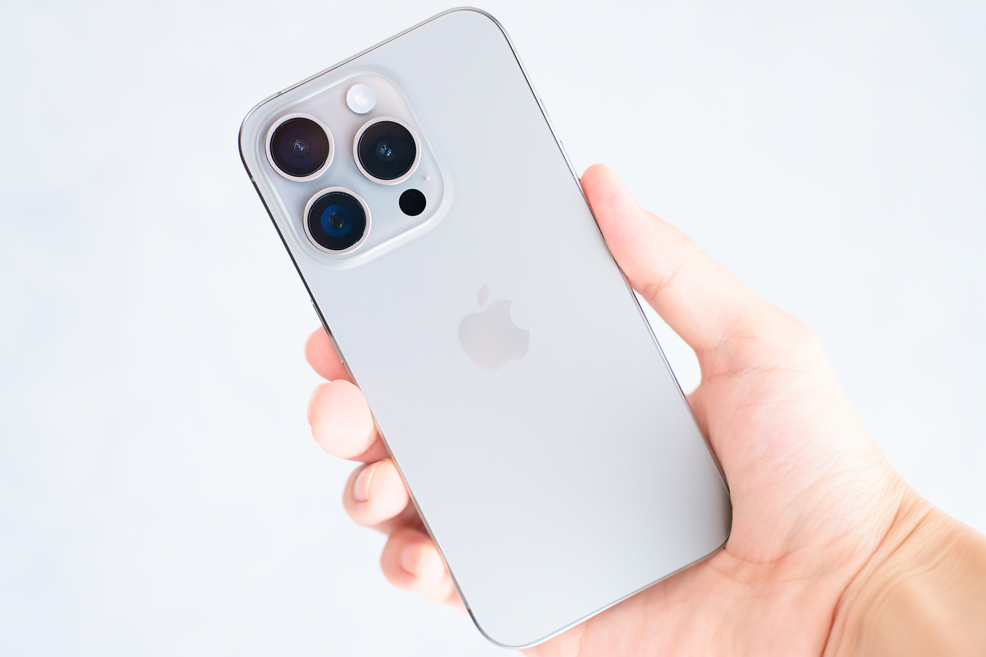 iPhone 15 Pro レビュー『ケースなし裸で使いたくなる、質感と軽さ』