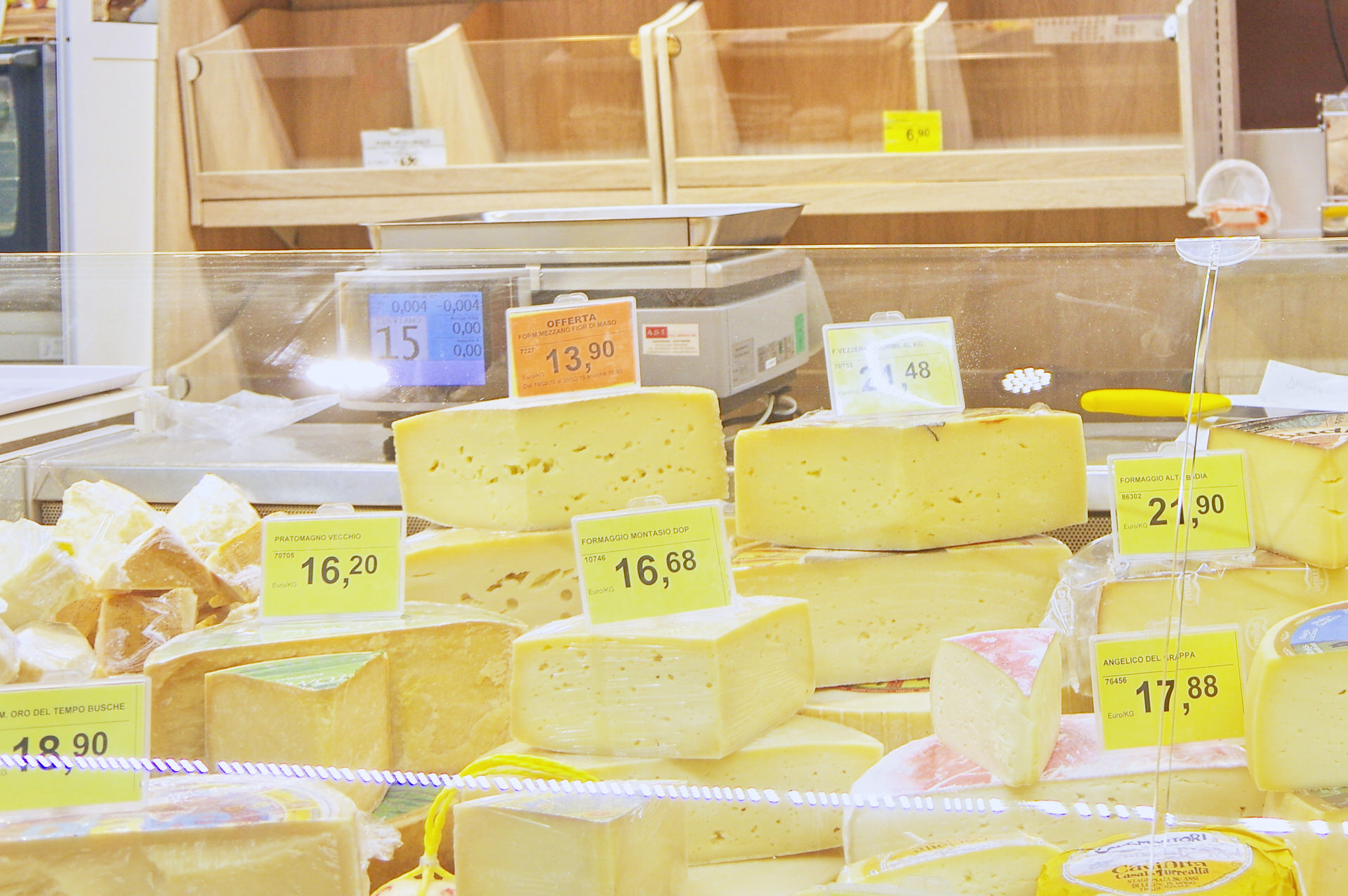 イタリアのスーパーのチーズ