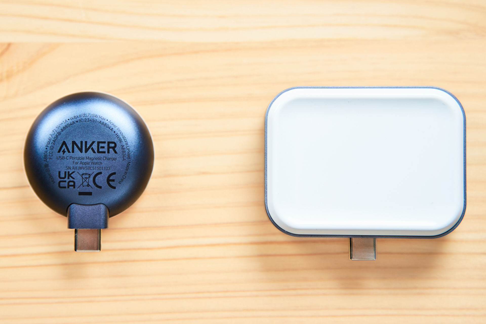 AnkerのPortable Magnetic ChargerとSatechiのWatch AirPods Chargeの裏面