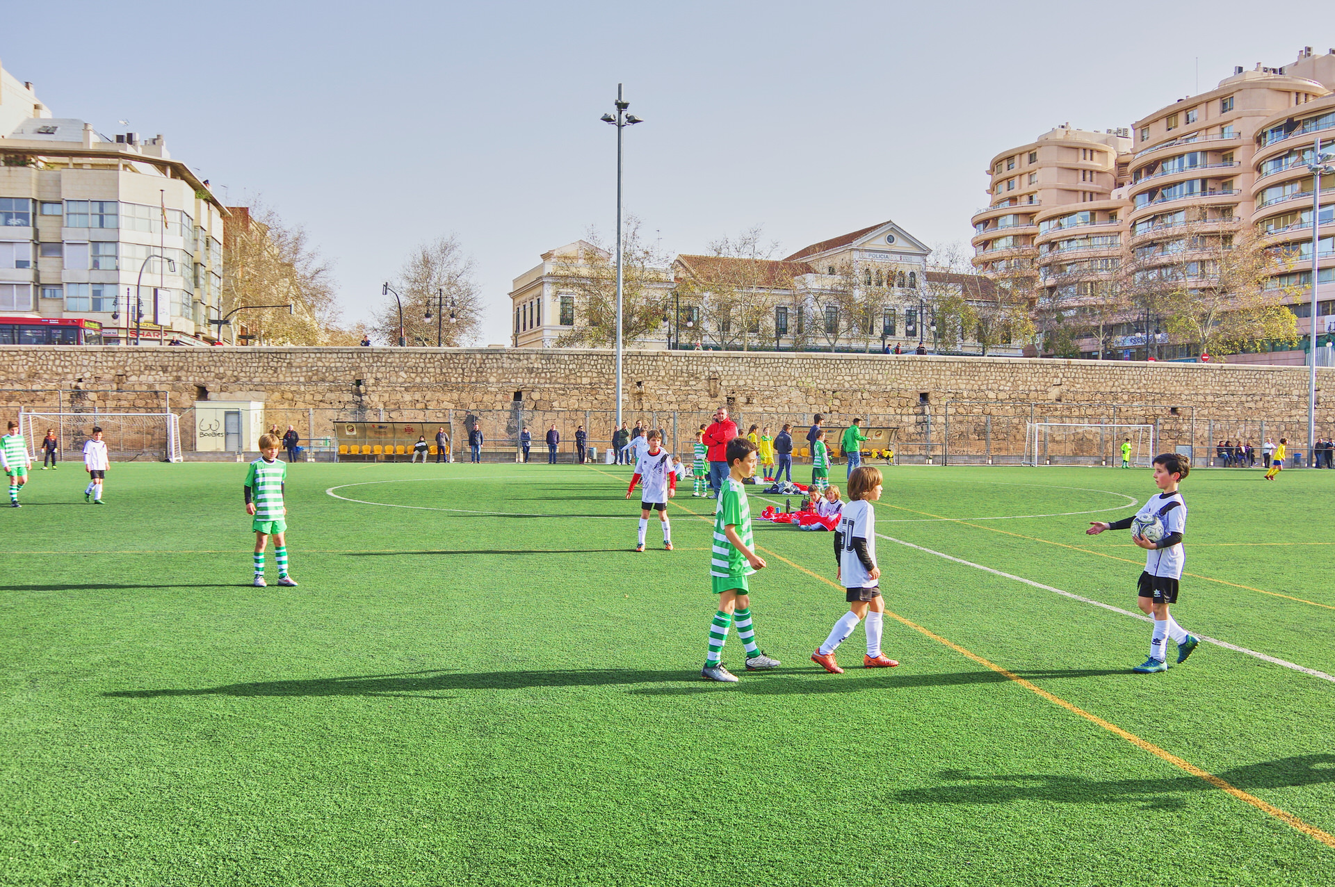 バレンシアのサッカーをする少年達