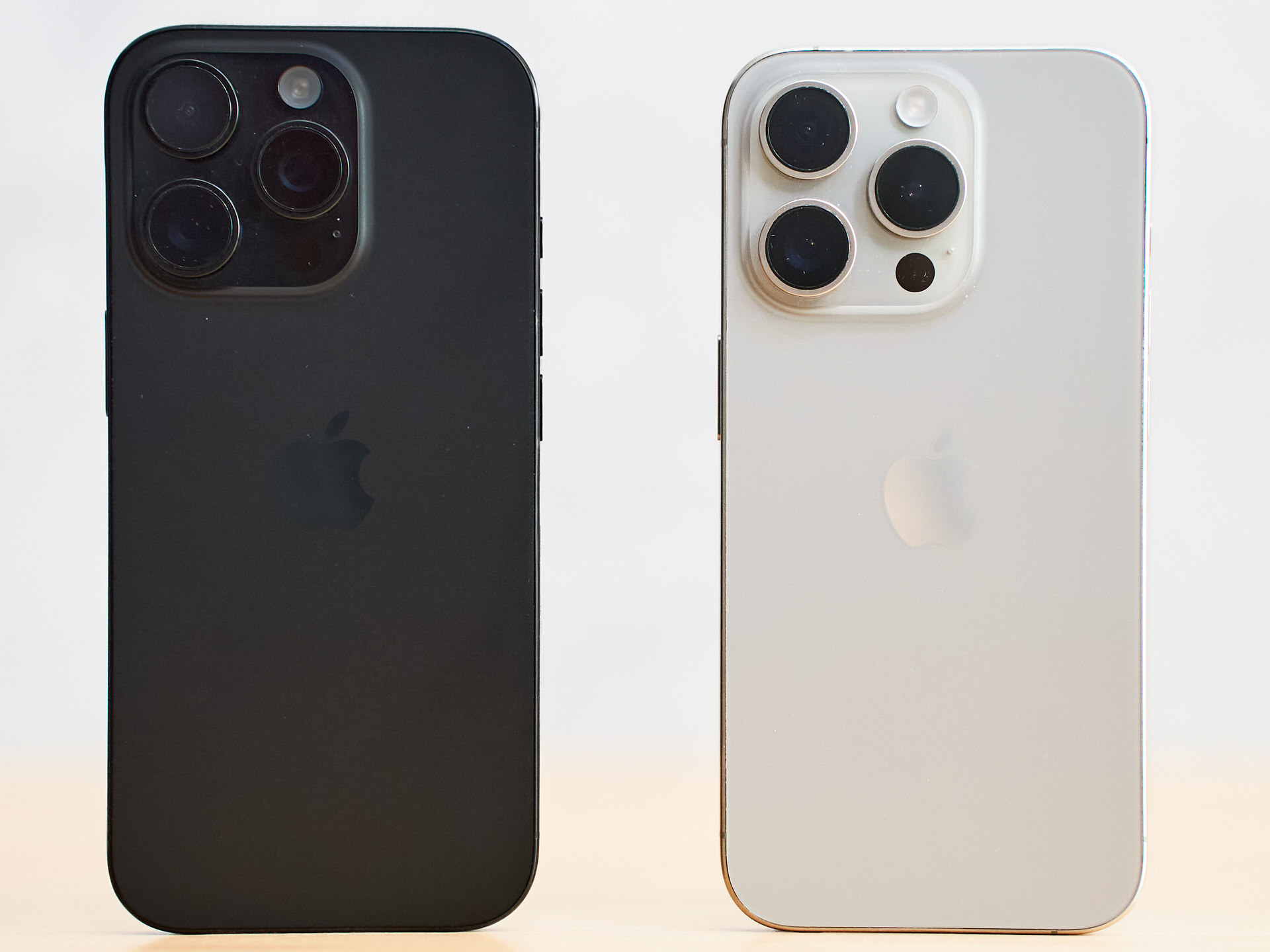 iPhone 16 Pro とiPhone 15 Proのおもて比較