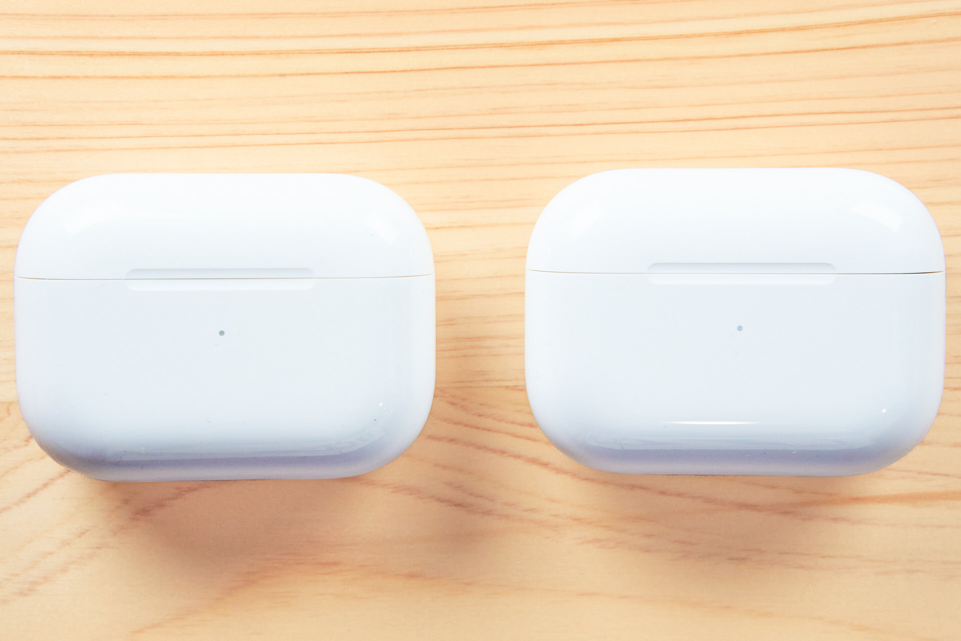 AirPods Pro第一世代と第二世代のケースおもてを比較