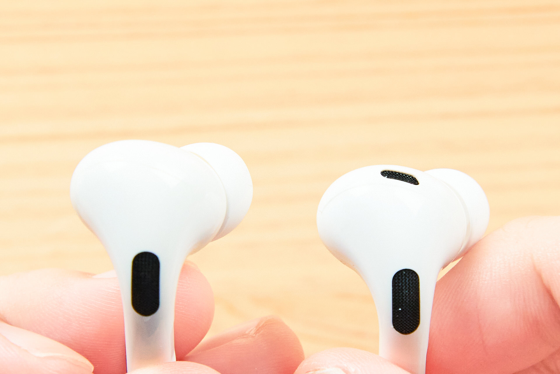 AirPods Pro第一世代と第二世代のイヤフォンのセンサーを比較